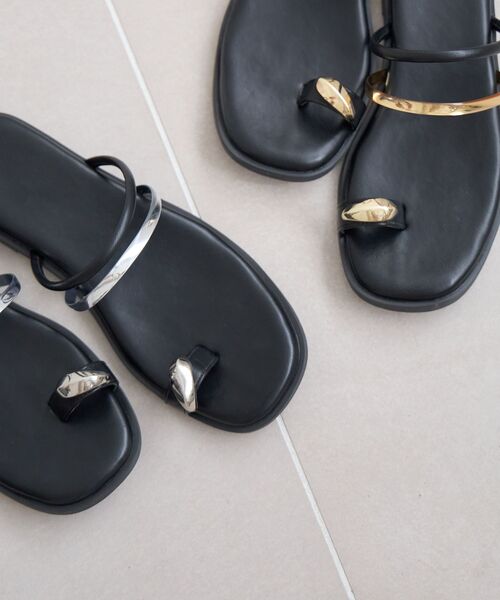 le.coeur blanc（ルクールブラン）の「《WEB限定アイテム》メタルリングフラットトングサンダル（サンダル・レディース・シルバー/ゴールド・39/38/37/36）」の6枚目の写真