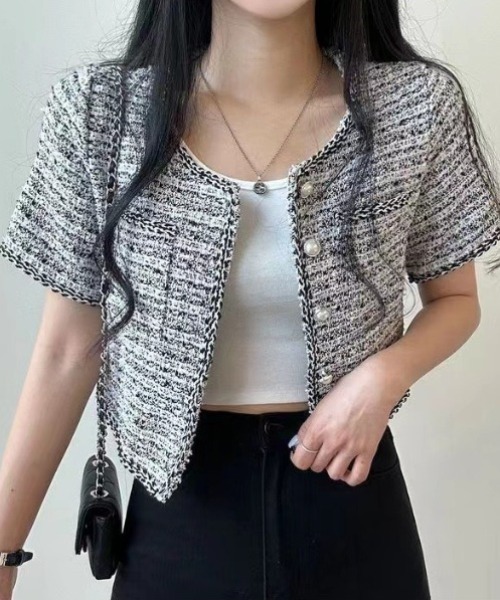 yuue' ( wear )(ユーイ)の「オフィス、プライベート、オケージョンにも◎パールボタンノーカラーツイード半袖ショートジャケット(ノーカラージャケット・レディース・ブラック/ホワイト・FREE)」の3枚目の写真