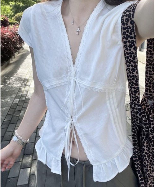 SHEPP(シープ)の「フロントリボン レーストリム フレンチスリーブブラウス(シャツ/ブラウス・レディース・ホワイト・S/M/L)」の1枚目の写真