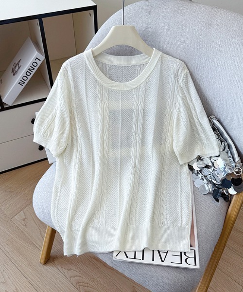 AMAJI(アマジ)の「クルーネックケーブル編み半袖ニットトップス リブ裾デザイン(Tシャツ/カットソー・レディース・ライトブルー/イエロー/ホワイト・FREE)」の1枚目の写真