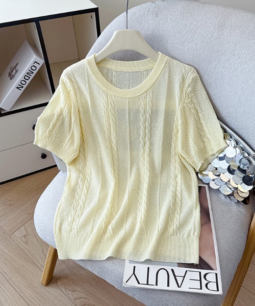 AMAJI(アマジ)の「クルーネックケーブル編み半袖ニットトップス リブ裾デザイン(Tシャツ/カットソー・レディース・ライトブルー/イエロー/ホワイト・FREE)」の3枚目の写真