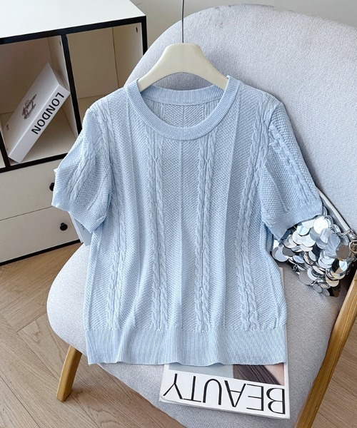 AMAJI(アマジ)の「クルーネックケーブル編み半袖ニットトップス リブ裾デザイン(Tシャツ/カットソー・レディース・ライトブルー/イエロー/ホワイト・FREE)」の2枚目の写真