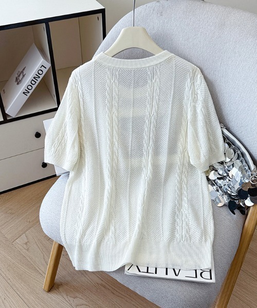 AMAJI(アマジ)の「クルーネックケーブル編み半袖ニットトップス リブ裾デザイン(Tシャツ/カットソー・レディース・ライトブルー/イエロー/ホワイト・FREE)」の4枚目の写真