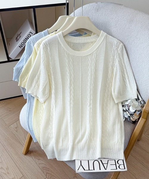 AMAJI(アマジ)の「クルーネックケーブル編み半袖ニットトップス リブ裾デザイン(Tシャツ/カットソー・レディース・ライトブルー/イエロー/ホワイト・FREE)」の5枚目の写真