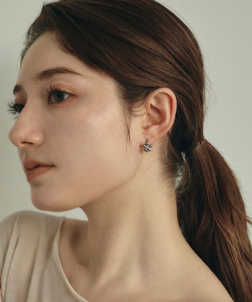 Jolie Toujours(ジョリトゥジュール)の「【汗や水に強い】〈ステンレス〉プチフラワーフープピアス(ピアス(両耳用)・レディース・ゴールド/シルバー・FREE)」の6枚目の写真