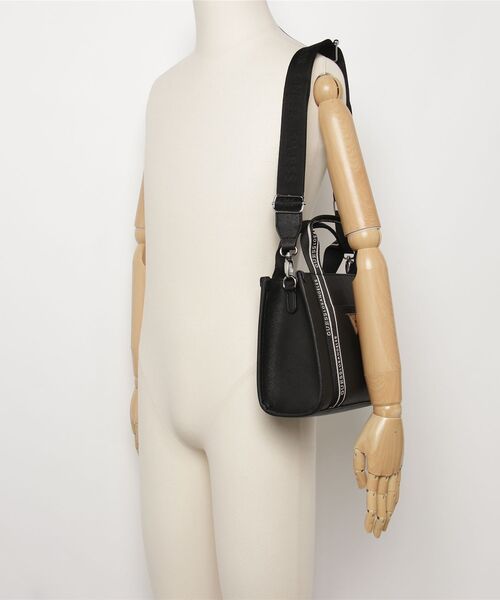 Guess(ゲス)の「JACKIE Mini Tote ミニトート トートバッグ ショルダーバッグ(トートバッグ・レディース・インディゴブルー/ブラック系その他/アイボリー・ONE SIZE)」の17枚目の写真