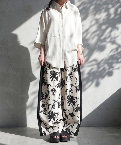 antiqua(アンティカ)の「花柄 ワイドパンツ(その他パンツ・レディース・ダークグレー/アイボリー・LARGE/MEDIUM)」の5枚目の写真