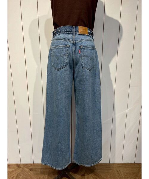 Ungrid(アングリッド)の「Levi's別注 CINCH WIDE LEG REMAKE DENIM(デニムパンツ・レディース・ブルー・26inch/25inch/24inch)」の4枚目の写真