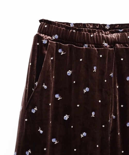 Ray BEAMS(レイビームス)の「刺繍 ベロア イージー パンツ(その他パンツ・レディース・ダークブラウン/ブラック・0/1)」の18枚目の写真