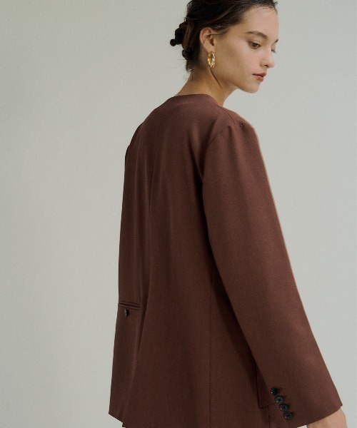LE'RURE（リルアー）の「Wide pocket nocollar jacket（ノーカラージャケット・レディース・ベージュ/ブラウン/チャコール・SMALL/MEDIUM）」の4枚目の写真