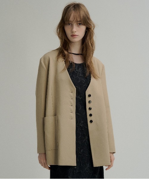 LE'RURE（リルアー）の「Wide pocket nocollar jacket（ノーカラージャケット・レディース・ベージュ/ブラウン/チャコール・SMALL/MEDIUM）」の7枚目の写真