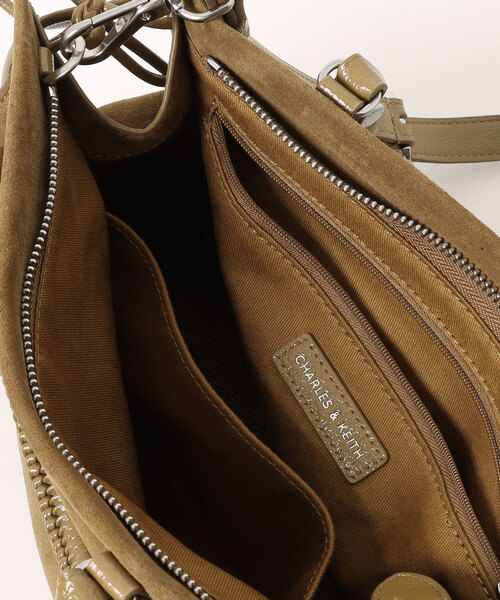 CHARLES & KEITH(チャールズ & キース)の「Nylah ラージナイラ グロメット レースアップ トートバッグ(トートバッグ・レディース・サンドベージュ・L)」の5枚目の写真