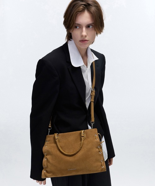 CHARLES & KEITH(チャールズ & キース)の「Nylah ラージナイラ グロメット レースアップ トートバッグ(トートバッグ・レディース・サンドベージュ・L)」の1枚目の写真