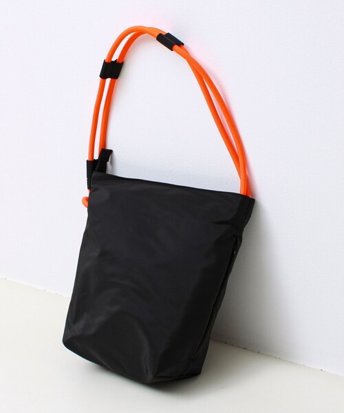 SML(エスエムエル)の「【SML/エスエムエル】CODE BUCKET BAG ショルダーバッグ 撥水(ショルダーバッグ・メンズ・ブラック・FREE)」の2枚目の写真