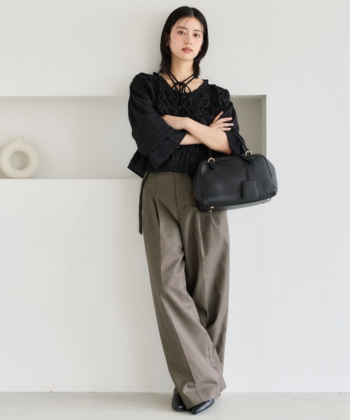 mysty woman（ミスティウーマン）の「2WAYシャーリングブラウス　1072815（シャツ/ブラウス・レディース・ブラック/ライトグレー/アイボリー・FREE）」の7枚目の写真