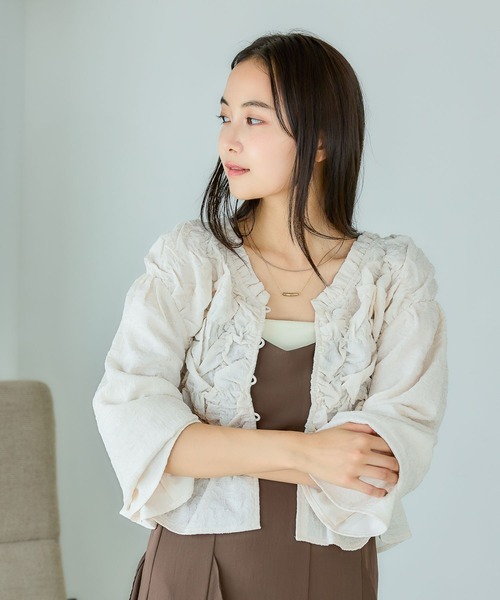 mysty woman（ミスティウーマン）の「2WAYシャーリングブラウス　1072815（シャツ/ブラウス・レディース・ブラック/ライトグレー/アイボリー・FREE）」の5枚目の写真