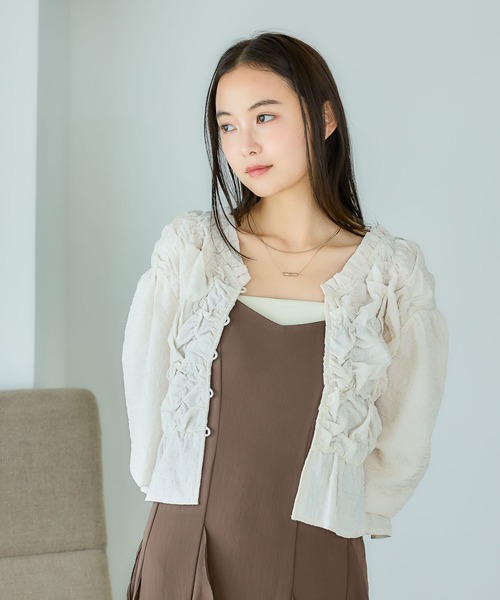 mysty woman（ミスティウーマン）の「2WAYシャーリングブラウス　1072815（シャツ/ブラウス・レディース・ブラック/ライトグレー/アイボリー・FREE）」の6枚目の写真