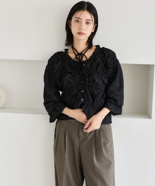 mysty woman（ミスティウーマン）の「2WAYシャーリングブラウス　1072815（シャツ/ブラウス・レディース・ブラック/ライトグレー/アイボリー・FREE）」の9枚目の写真