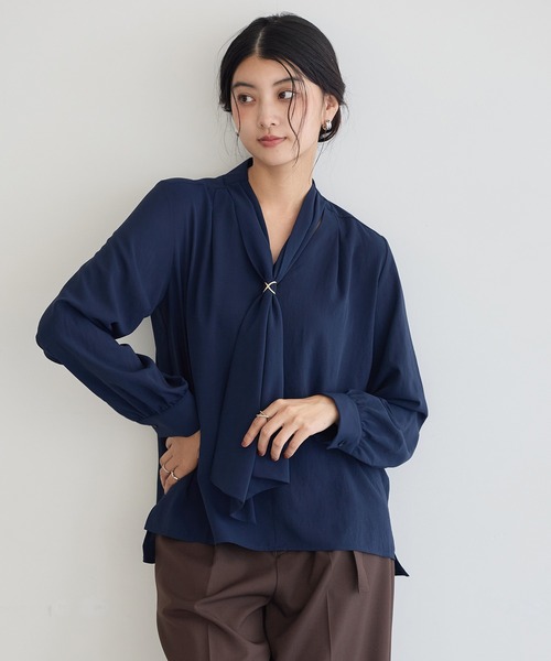 YECCA VECCA(イェッカヴェッカ)の「スカーフリング付きボウタイブラウス(シャツ/ブラウス・レディース・ブルー系その他7/マルチ/ネイビー/アイボリー・FREE)」の2枚目の写真