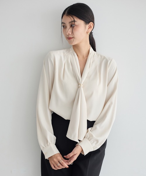 YECCA VECCA(イェッカヴェッカ)の「スカーフリング付きボウタイブラウス(シャツ/ブラウス・レディース・ブルー系その他7/マルチ/ネイビー/アイボリー・FREE)」の1枚目の写真