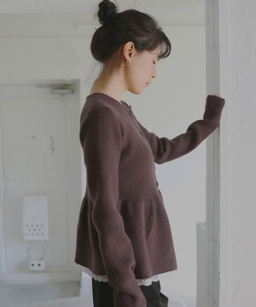 Mili affinity(ミリアフィニティー)の「レースドッキングペプラムニットカーディガン(ニット/セーター・レディース・ブラック/アイボリー/ブラウン/グレー・FREE)」の8枚目の写真