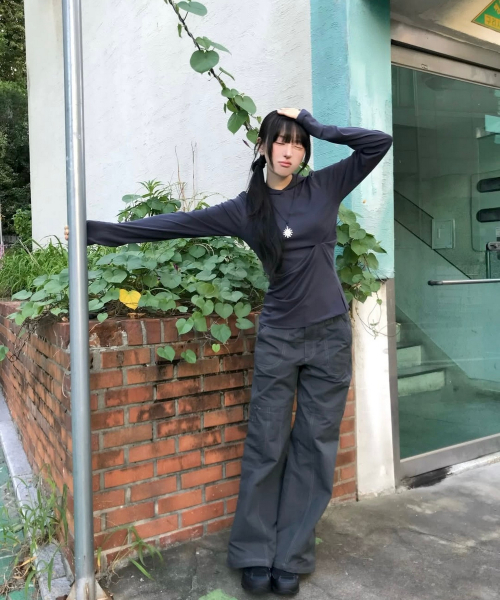 TUOMIO（トゥオミオ）の「コントラストステッチポケットパンツ [チャコール]（その他パンツ・レディース・その他・1/2）」の2枚目の写真