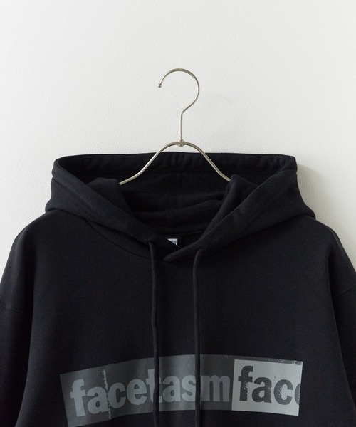 FACETASM(ファセッタズム)の「FACETASM/ファセッタズム × NEW ERA/ニューエラ LOGO Hoodie コラボロゴ カンガルーポケット プルオーバーパーカー 2026年 夏 夏服(パーカー・メンズ・ブラック・M/L)」の3枚目の写真