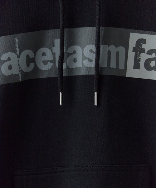 FACETASM(ファセッタズム)の「FACETASM/ファセッタズム × NEW ERA/ニューエラ LOGO Hoodie コラボロゴ カンガルーポケット プルオーバーパーカー 2026年 夏 夏服(パーカー・メンズ・ブラック・M/L)」の4枚目の写真
