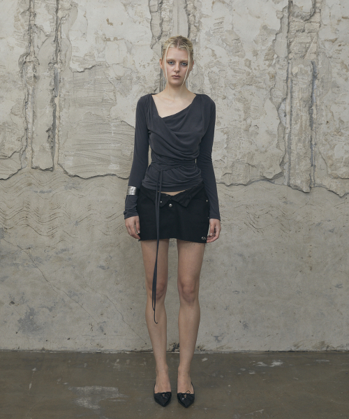 VOONT(ブント)の「Fold Waist V-Line Mini Skirt (BLACK)(スカート・レディース・ブラック・SMALL/MEDIUM)」の2枚目の写真