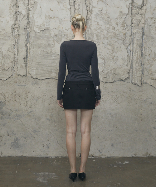 VOONT(ブント)の「Fold Waist V-Line Mini Skirt (BLACK)(スカート・レディース・ブラック・SMALL/MEDIUM)」の4枚目の写真