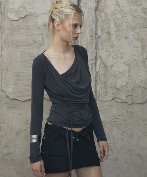 VOONT(ブント)の「Fold Waist V-Line Mini Skirt (BLACK)(スカート・レディース・ブラック・SMALL/MEDIUM)」の8枚目の写真