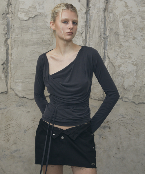 VOONT(ブント)の「Fold Waist V-Line Mini Skirt (BLACK)(スカート・レディース・ブラック・SMALL/MEDIUM)」の9枚目の写真