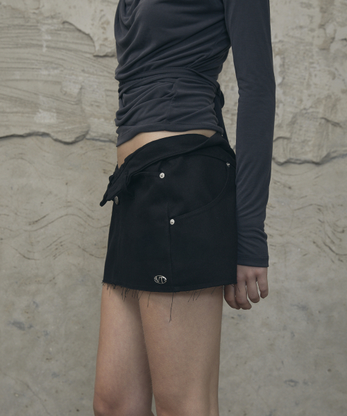 VOONT(ブント)の「Fold Waist V-Line Mini Skirt (BLACK)(スカート・レディース・ブラック・SMALL/MEDIUM)」の12枚目の写真