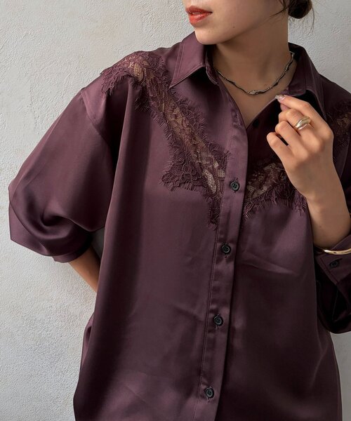 Thevon(ゼボン)の「レース切替サテンシャツ(シャツ/ブラウス・レディース・ボルドー/ブラック/アイボリー/ブラウン・FREE)」の4枚目の写真