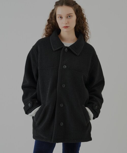 WHIMSIC(ウィムジック)の「【UNISEX】ボアフリースカーコート(その他アウター・レディース・ブラック/アイボリー・FREE)」の2枚目の写真