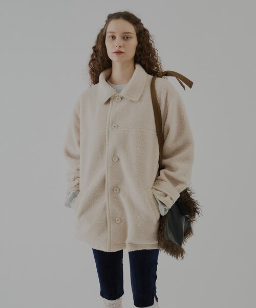 WHIMSIC(ウィムジック)の「【UNISEX】ボアフリースカーコート(その他アウター・レディース・ブラック/アイボリー・FREE)」の3枚目の写真