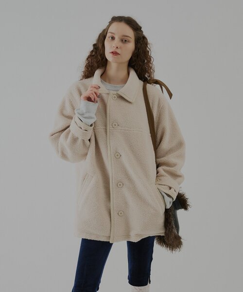 WHIMSIC(ウィムジック)の「【UNISEX】ボアフリースカーコート(その他アウター・レディース・ブラック/アイボリー・FREE)」の4枚目の写真