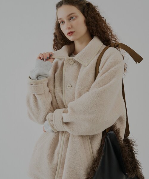 WHIMSIC(ウィムジック)の「【UNISEX】ボアフリースカーコート(その他アウター・レディース・ブラック/アイボリー・FREE)」の5枚目の写真