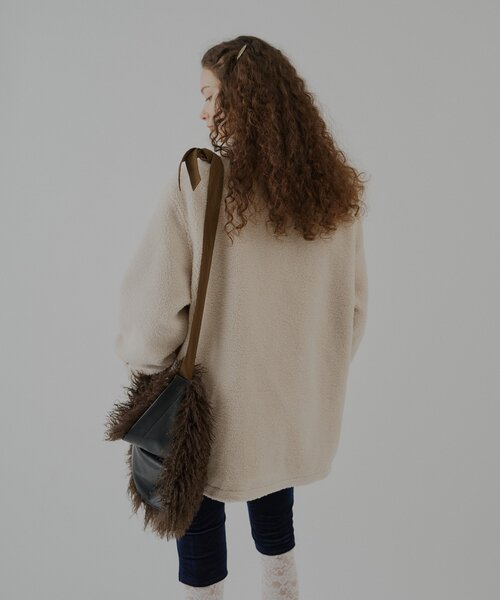 WHIMSIC(ウィムジック)の「【UNISEX】ボアフリースカーコート(その他アウター・レディース・ブラック/アイボリー・FREE)」の7枚目の写真
