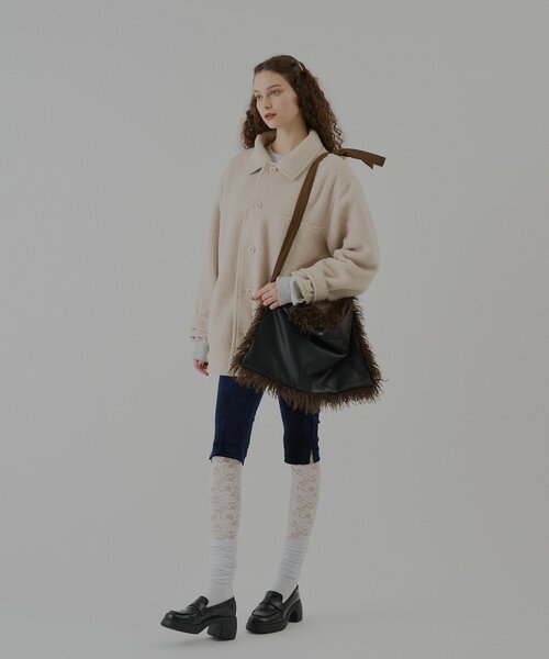 WHIMSIC(ウィムジック)の「【UNISEX】ボアフリースカーコート(その他アウター・レディース・ブラック/アイボリー・FREE)」の8枚目の写真