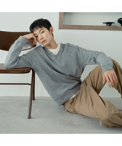 MINDBRIDGE（マインドブリッジ）の「[COUTURE] ウール混紡 Vネック セミオーバーサイズ ニット - 2color（ニット/セーター・メンズ・ライトグレー/ブルー・100/105/110/95）」の2枚目の写真