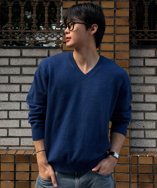 MINDBRIDGE（マインドブリッジ）の「[COUTURE] ウール混紡 Vネック セミオーバーサイズ ニット - 2color（ニット/セーター・メンズ・ライトグレー/ブルー・100/105/110/95）」の9枚目の写真