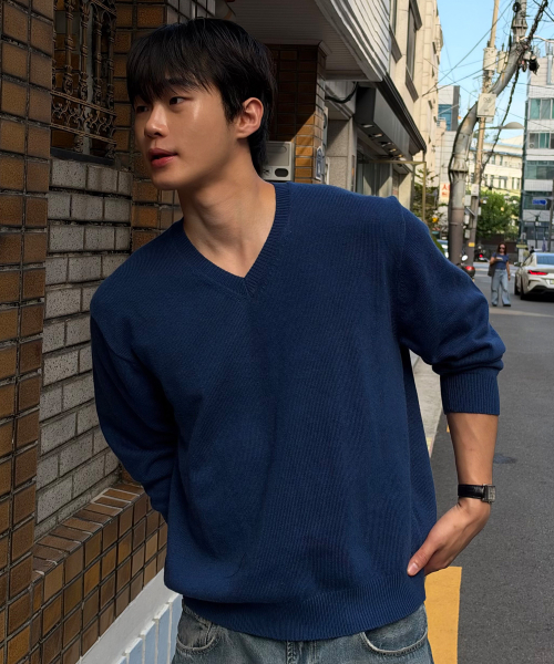 MINDBRIDGE（マインドブリッジ）の「[COUTURE] ウール混紡 Vネック セミオーバーサイズ ニット - 2color（ニット/セーター・メンズ・ライトグレー/ブルー・100/105/110/95）」の8枚目の写真