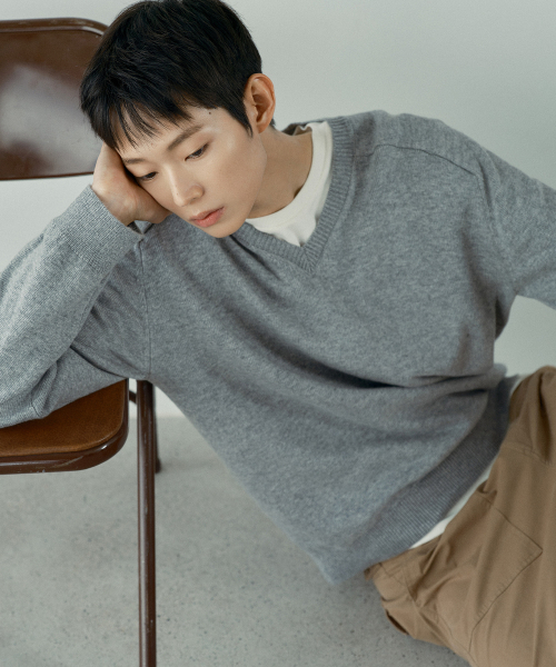MINDBRIDGE（マインドブリッジ）の「[COUTURE] ウール混紡 Vネック セミオーバーサイズ ニット - 2color（ニット/セーター・メンズ・ライトグレー/ブルー・100/105/110/95）」の7枚目の写真