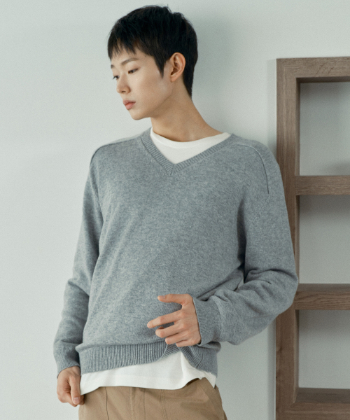 MINDBRIDGE（マインドブリッジ）の「[COUTURE] ウール混紡 Vネック セミオーバーサイズ ニット - 2color（ニット/セーター・メンズ・ライトグレー/ブルー・100/105/110/95）」の6枚目の写真
