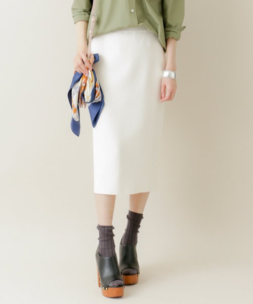 URBAN RESEARCH（アーバンリサーチ）の「UR  ミラノリブタイトスカート	（スカート・レディース・オフホワイト/ブラック/カーキ・FREE）」の2枚目の写真