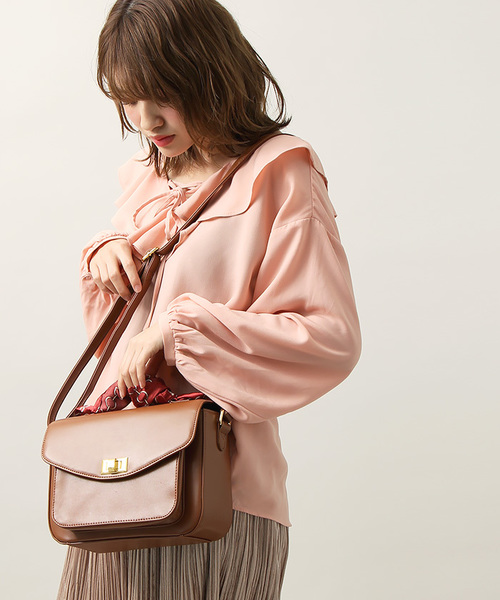 WEGO(ウィゴー)の「WEGO/【2点セット】スカーフ付きフラップショルダーバッグ(ショルダーバッグ・レディース・キャメル/レッド/ブラック・FREE)」の1枚目の写真
