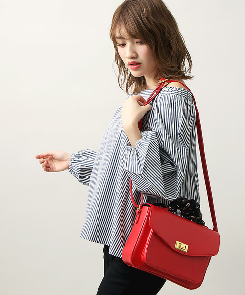 WEGO(ウィゴー)の「WEGO/【2点セット】スカーフ付きフラップショルダーバッグ(ショルダーバッグ・レディース・キャメル/レッド/ブラック・FREE)」の3枚目の写真
