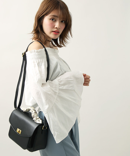 WEGO(ウィゴー)の「WEGO/【2点セット】スカーフ付きフラップショルダーバッグ(ショルダーバッグ・レディース・キャメル/レッド/ブラック・FREE)」の2枚目の写真
