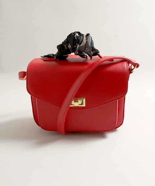 WEGO(ウィゴー)の「WEGO/【2点セット】スカーフ付きフラップショルダーバッグ(ショルダーバッグ・レディース・キャメル/レッド/ブラック・FREE)」の14枚目の写真